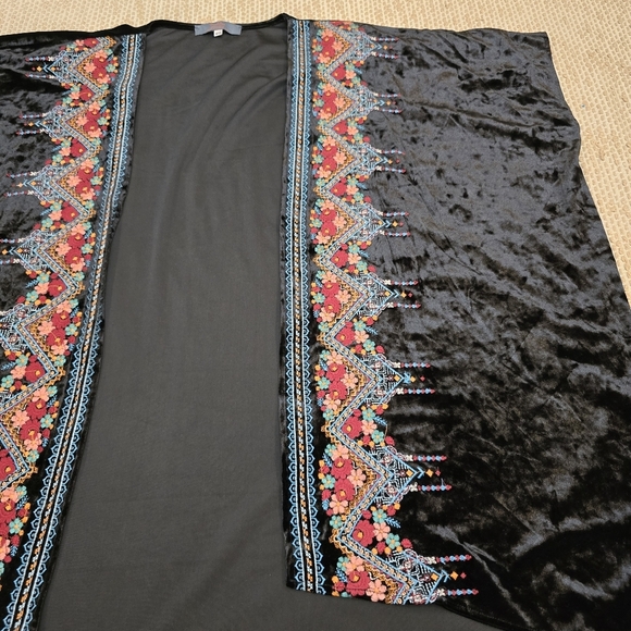 Madeline Sparklestein Embroidered Floral Black Boho Velvet Kimono Top Size M/L - Picture 10 of 15